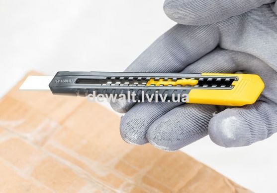 Ніж SM довжиною 130 мм з лезом шириною 9 мм з сегментами, що відламуються STANLEY 1-10-150
