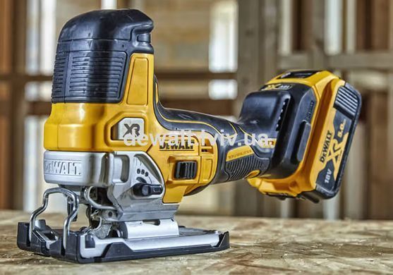 Лобзик акумуляторний DeWALT DCS335