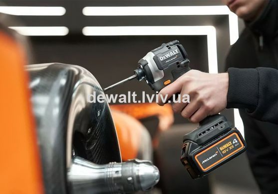 Набор из двух аккумуляторных бесщеточных инструментов McLaren F1 TEAM LIMITED EDITION DeWALT DCK200MM2T