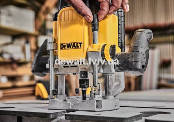 Фрезер DeWALT DWE625