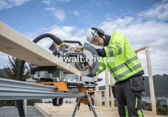 Пила торцовочная аккумуляторная DeWALT DCS782N