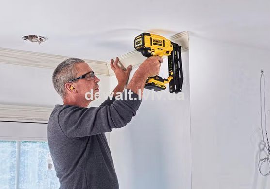 Пістолет цвяхозабівний акумуляторний DeWALT DCN662