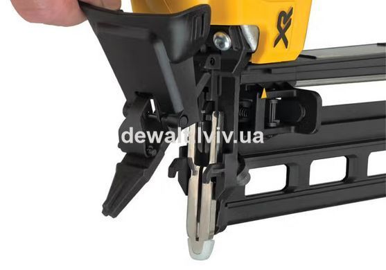Пистолет гвоздезабивной аккумуляторный DeWALT DCN662