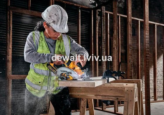 Аккумуляторная дисковая пила DeWALT DCS573
