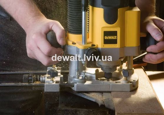 Фрезер DeWALT DW621