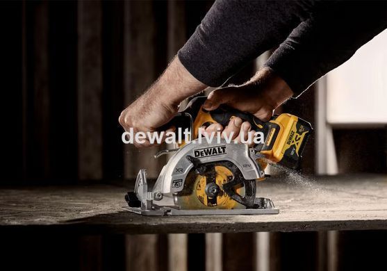 Пила дисковая аккумуляторная DeWALT DCS512