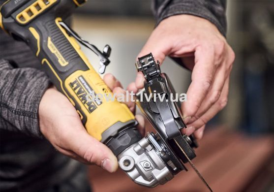 Шлифмашина угловая аккумуляторная DeWALT DCG404S2T