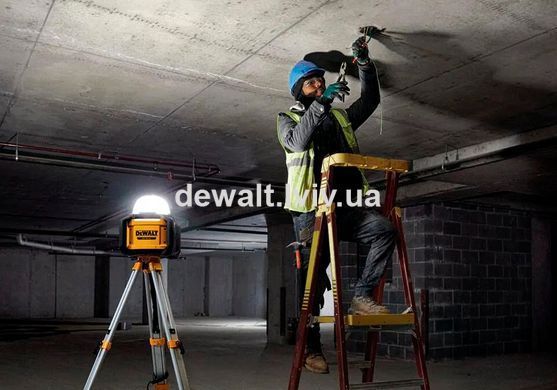 Фонарь светодиодный аккумуляторный DeWALT DCL074