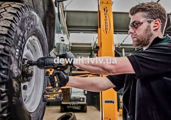 Гайковерт ударный аккумуляторный DeWALT DCF900