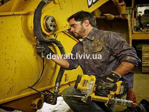 Пистолет маcляный аккумуляторный DeWALT DCGG571
