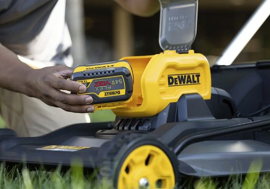 Газонокосарка акумуляторна самохідна DeWALT DCMWSP550N