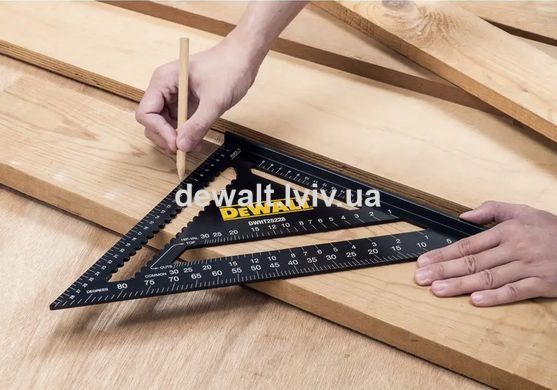 Угольник для кровельных работ, металический, размером 300 х 300 мм DeWALT DWHT25228-0