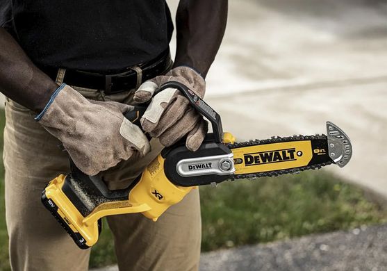 Мини-пила цепная аккумуляторная DeWALT DCMPS520P1