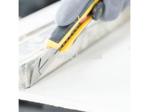 Нож FatMax длиной 205 мм с лезвием шириной 25 мм с отламывающимися сегментами и винтовым фиксатором STANLEY FMHT10330-0
